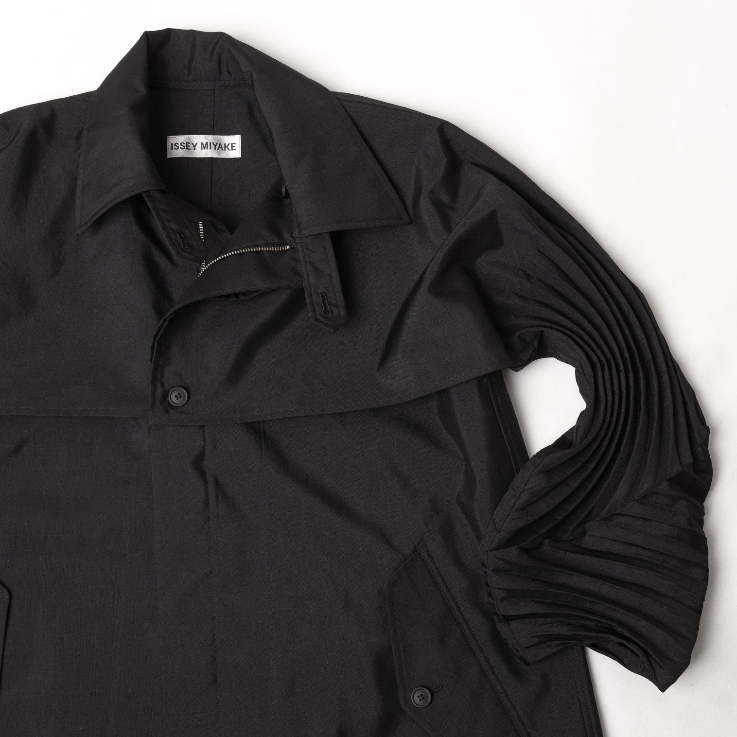 A/W2022 ISSEY MIYAKE Pleat Sleeve Design Coat